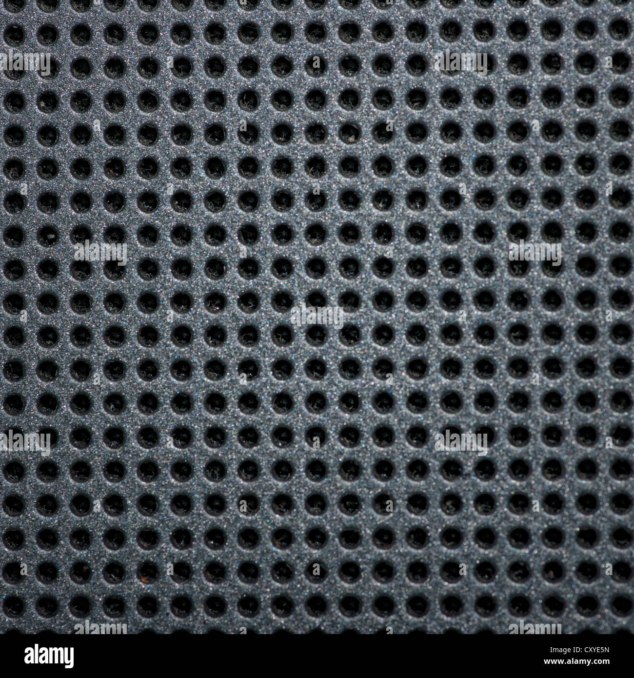Schwarz, metallisches Blatt mit Löchern. Stockfoto