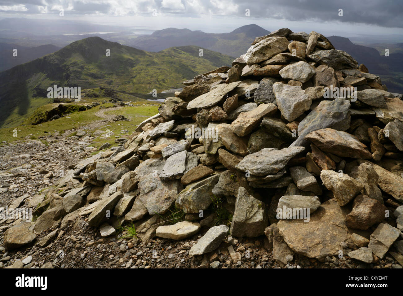 Cairn auf dem Südgrat des Mount Snowdon, North Wales, mit Blick auf Yr Aran und Cardigan Bay. Stockfoto