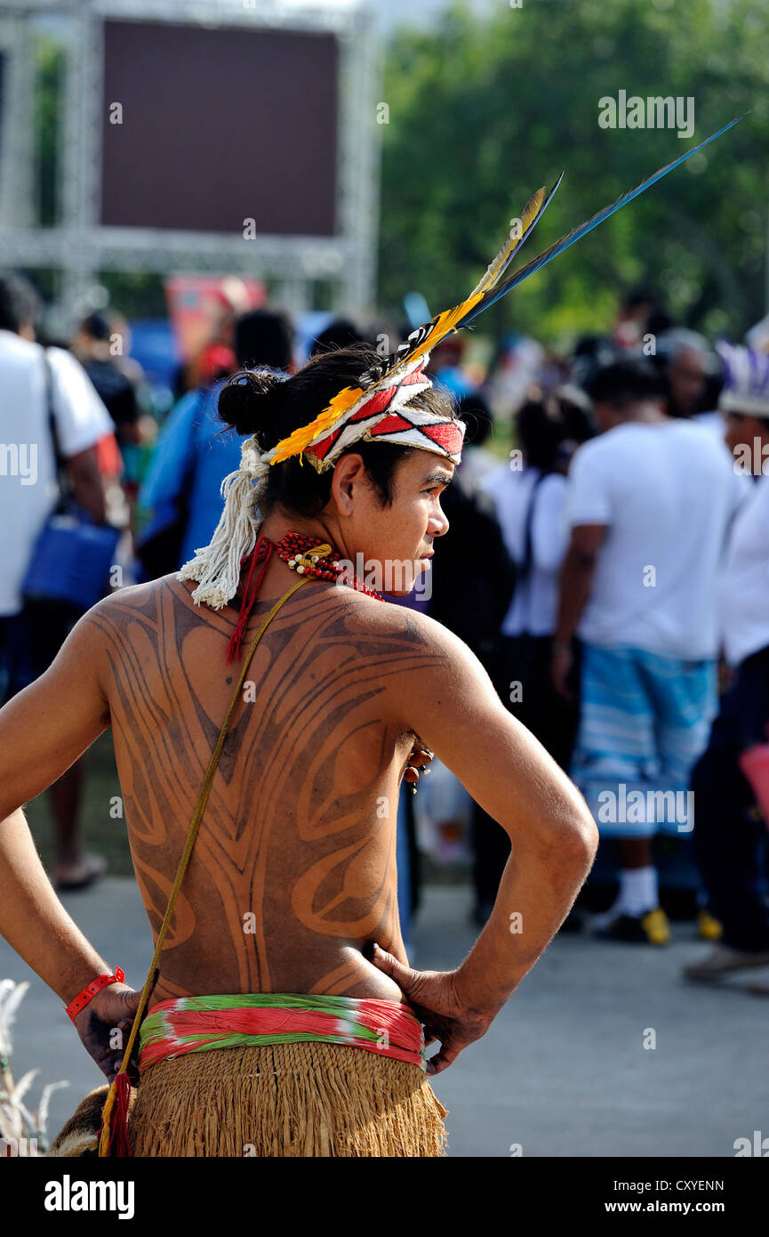 Indigene Menschen mit Tattoos und Feder Kopfschmuck auf der UN-Konferenz über nachhaltige Entwicklung UNCSD oder Rio + 20 in Rio de Janeiro Stockfoto