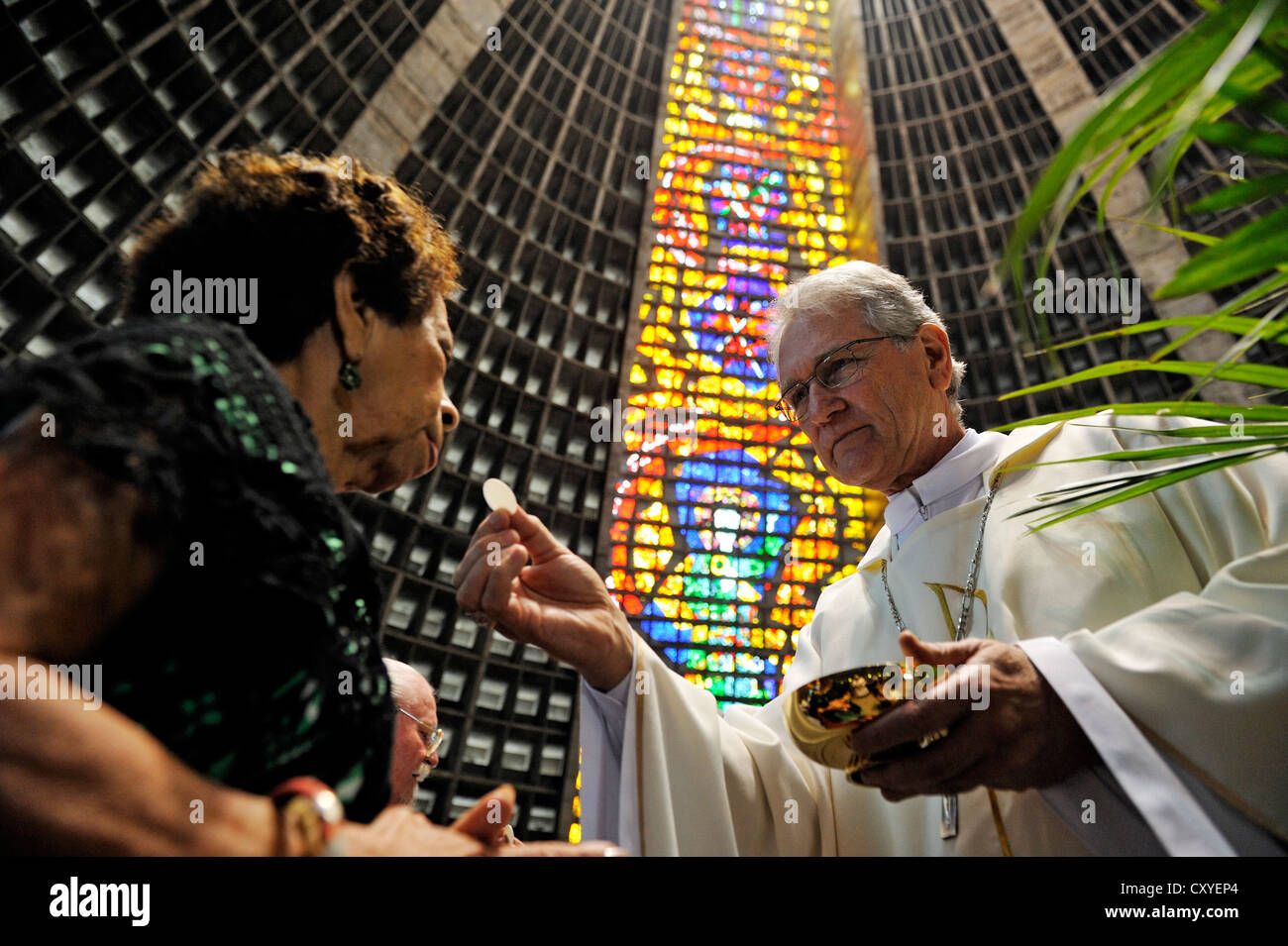 Bischof Dom Leonardo Ulrich Steiner, Generalsekretär der brasilianischen Bischofskonferenz gibt einer Frau die Kommunion Stockfoto