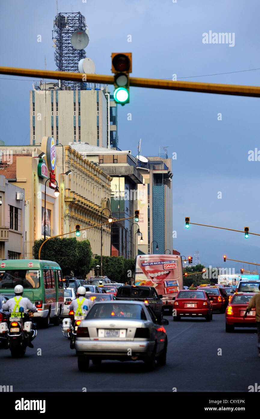 Verkehr, grüne Ampel an der Avenida Segunda Street in der Innenstadt von San Jose, Costa Rica, Lateinamerika Stockfoto