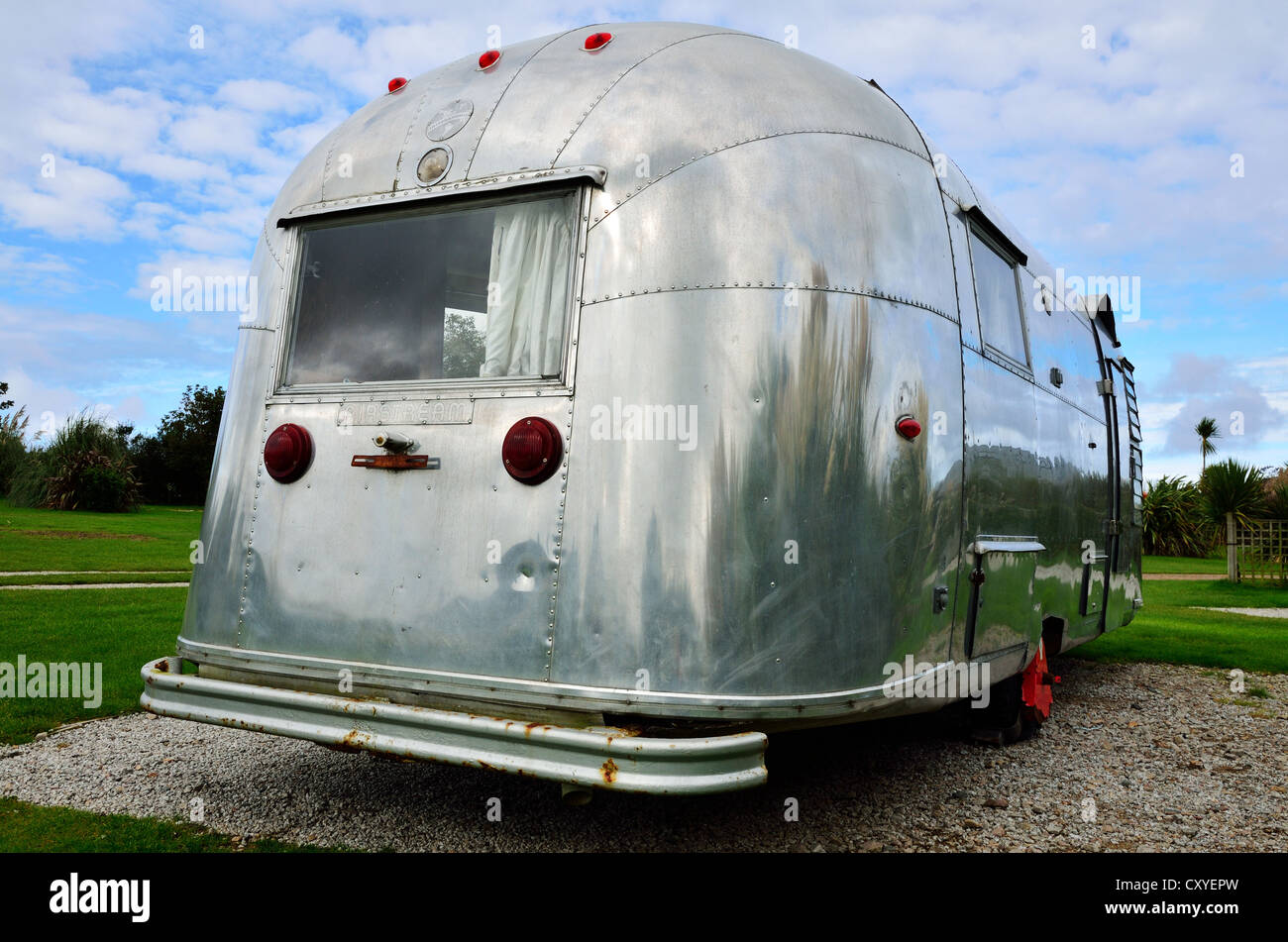 Rückseite des klassischen Airstream Wohnwagen. Stockfoto