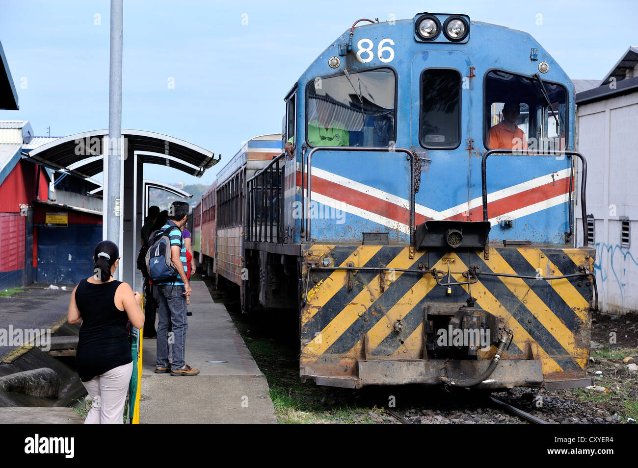 S Bahn mit einer Diesellok betreten der Station, San Jose, Costa Rica, Lateinamerika, Mittelamerika Stockfoto