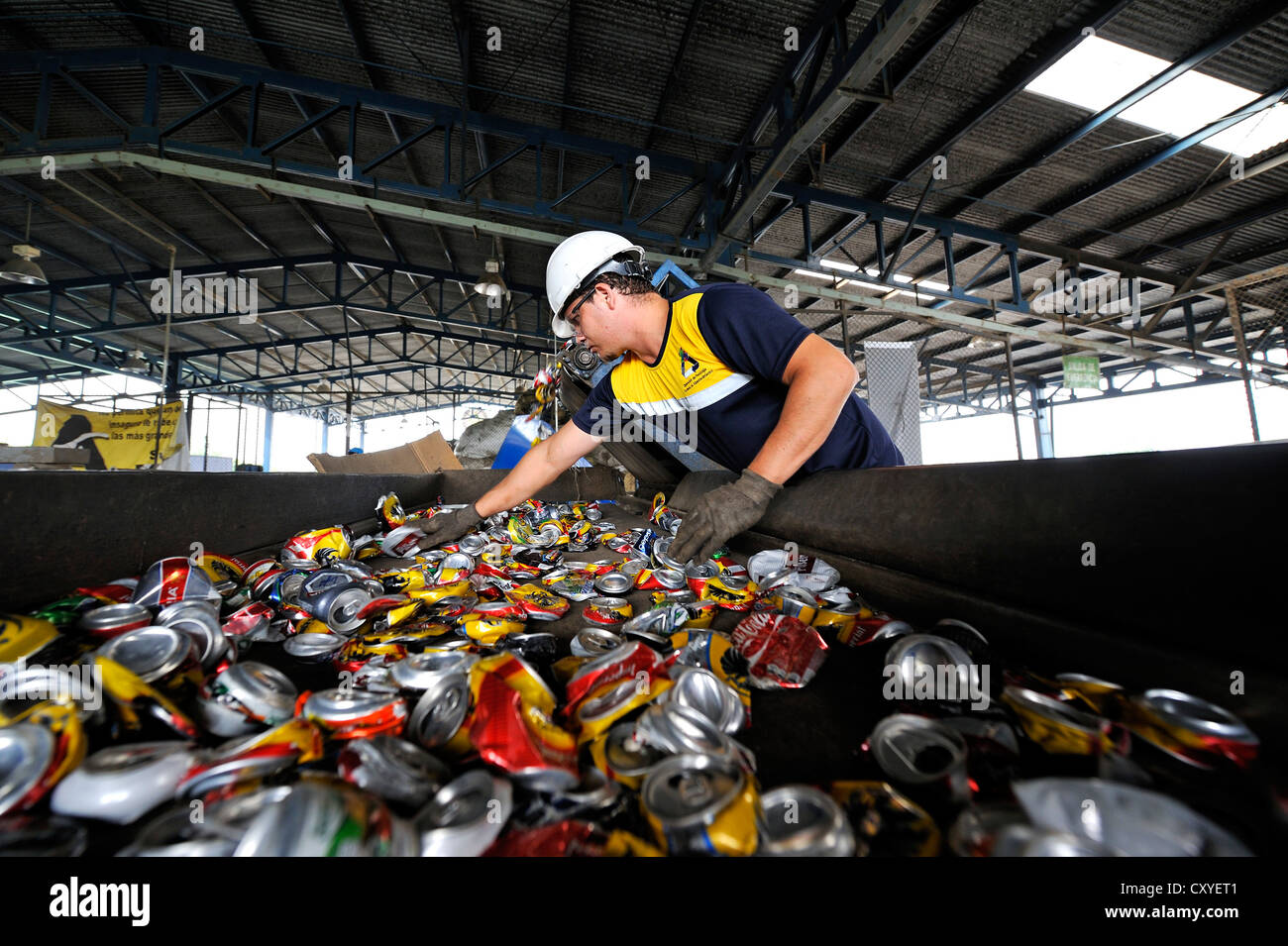 Sortierung für Dosen gemacht, Weißblech, Aluminium, auf einem Förderband in eine recycling-Anlage, San José, Costa Rica, Lateinamerika Stockfoto Sortierung für Dosen gemacht, Weißblech, Aluminium, auf einem Förderband in eine recycling-Anlage, San José, Costa Rica, Lateinamerika Stockfoto