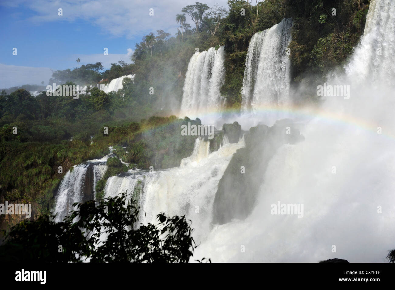 Iguazu oder Iguacufälle, UNESCO-Weltkulturerbe mit Regenbogen, von Brasilien und Argentinien, Landschaft, von der argentinischen Seite Stockfoto