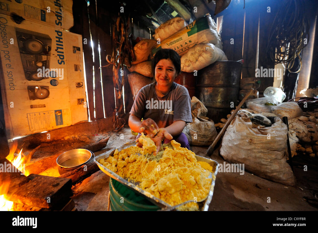 Frau, die Vorbereitung der traditionellen Teller "Bory Bory" in einer einfachen Küche am offenen Feuer, Suppe mit Mais Knödel Stockfoto