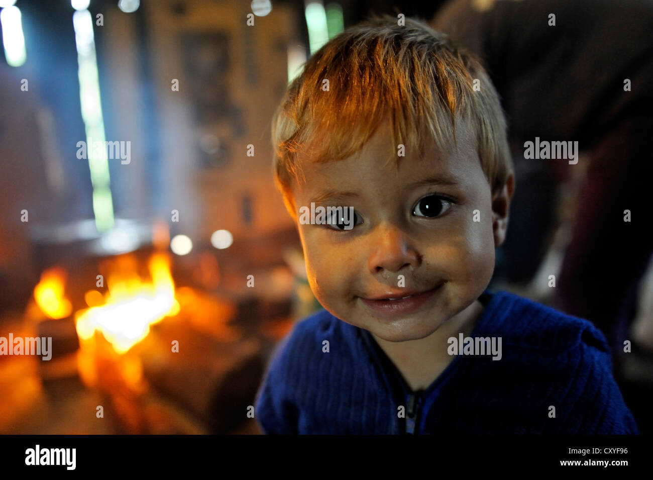 Junge vor dem offenen Feuer in einer traditionellen Küche, Porträt, Comunidad Martillo, Caaguazu, Paraguay, Südamerika Stockfoto