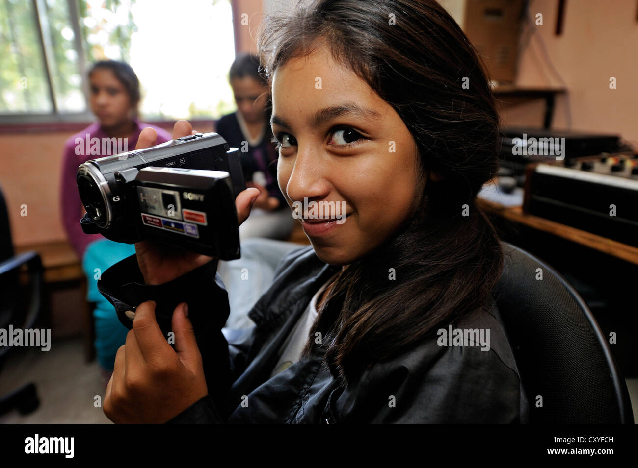 Video-Kurs für Jugendliche Teilnehmer ist eine Video-Kamera in ihren Händen hält zum allerersten Mal, Organisation "El Stockfoto