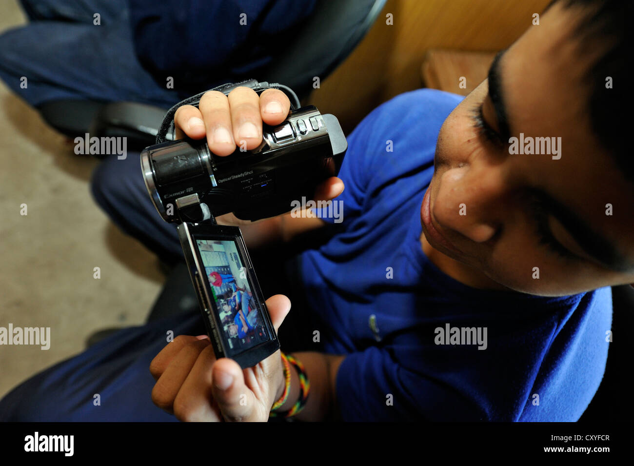 Video-Kurs für Jugendliche Teilnehmer ist eine Video-Kamera in den Händen hält zum allerersten Mal, Organisation "El Stockfoto