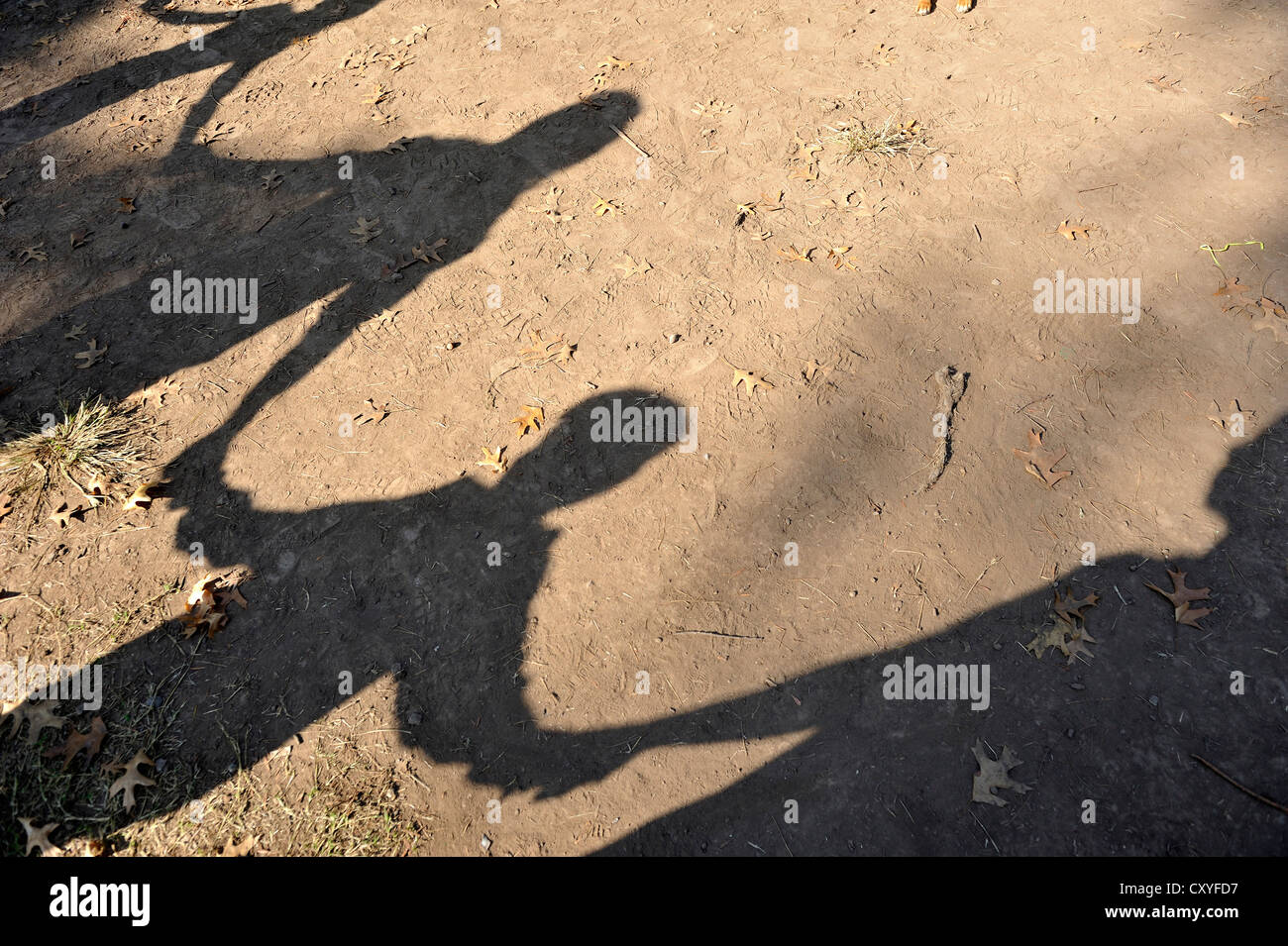 Schatten der Kinder halten einander die Hände, Moreno, Buenos Aires, Argentinien, Südamerika Stockfoto