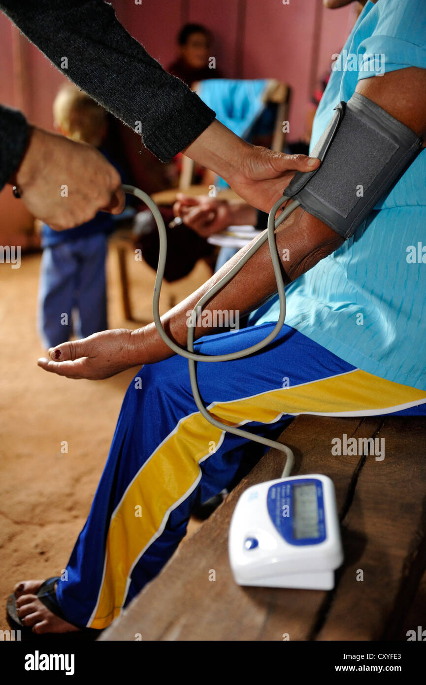 Einer Frau der Blutdruck wird gemessen, durch eine Organisation Prüfung und Beratung Mütter über Gesundheitsthemen Stockfoto