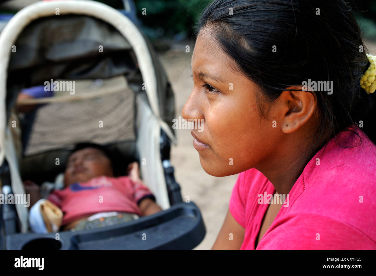 Junge Mutter mit ihrem Kind, Dorf Onedi, Pilaga Ureinwohner Gran Chaco, Formosa Provinz, Argentinien, Südamerika Stockfoto