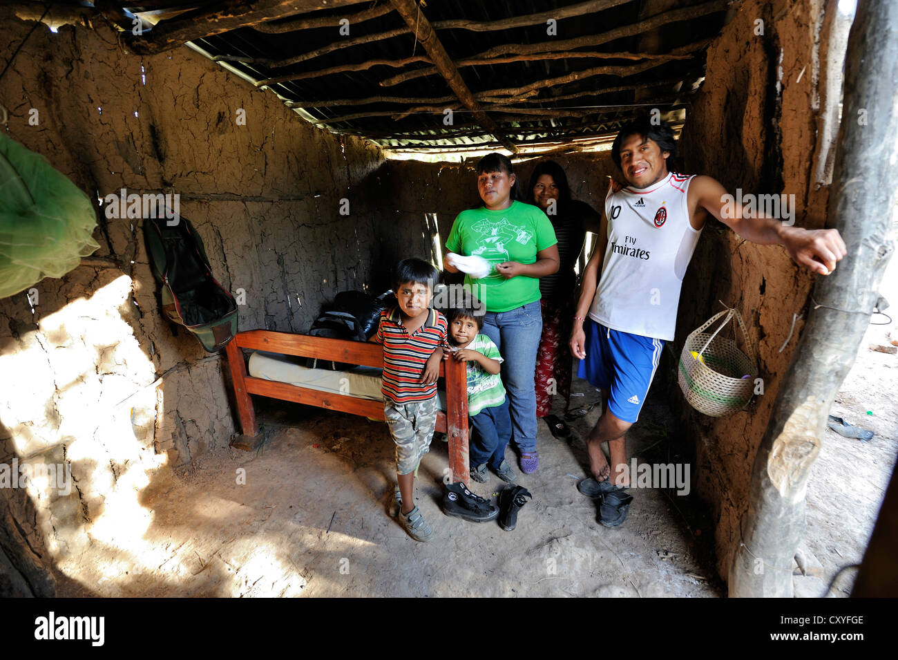 Familie in einer kleinen Hütte, Dorf Onedi, indigene Pilaga Menschen, Gran Chaco, Formosa Provinz, Argentinien, Südamerika Stockfoto