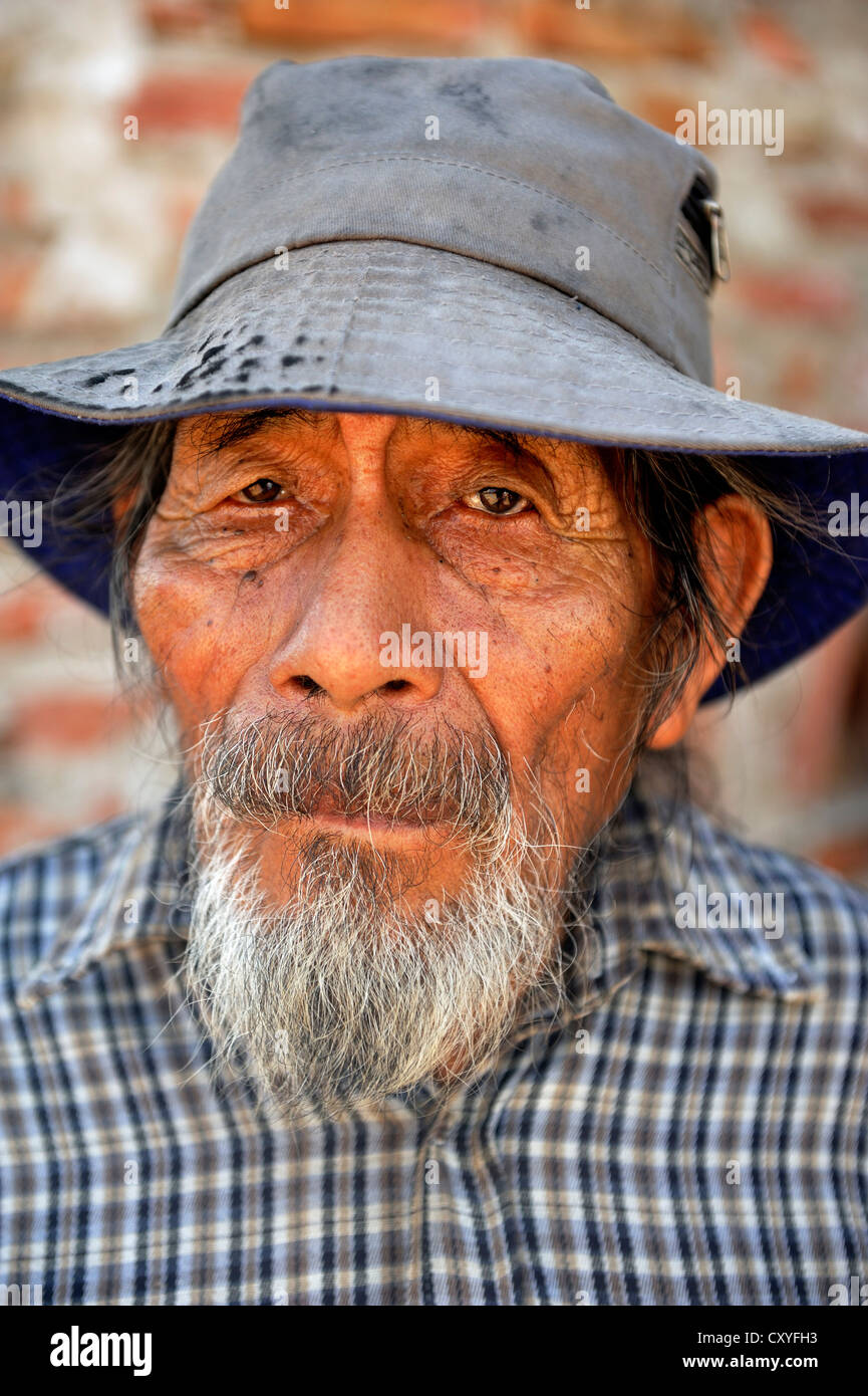 Alter Mann, Porträt, Dorf von den Einheimischen Wichi Menschen, Comunidad Tres Pocos, Formosa Provinz, Argentinien, Südamerika Stockfoto