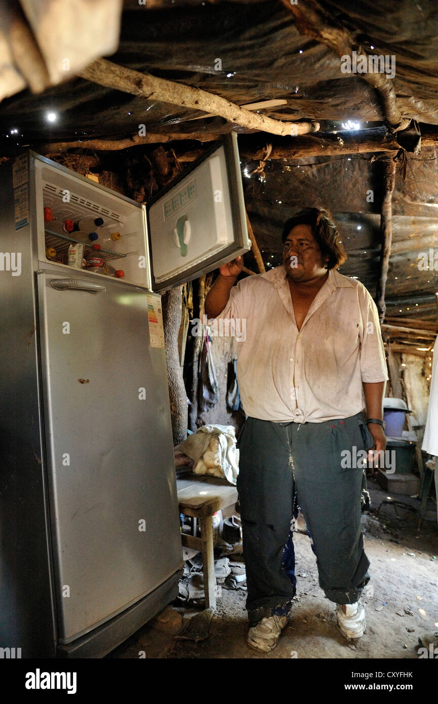 Man öffnet den Gefrierschrank in seiner Hütte, Dorf Provinz indigenen Wichi Menschen, Comunidad Tres Pocos, Formosa, Argentinien Stockfoto