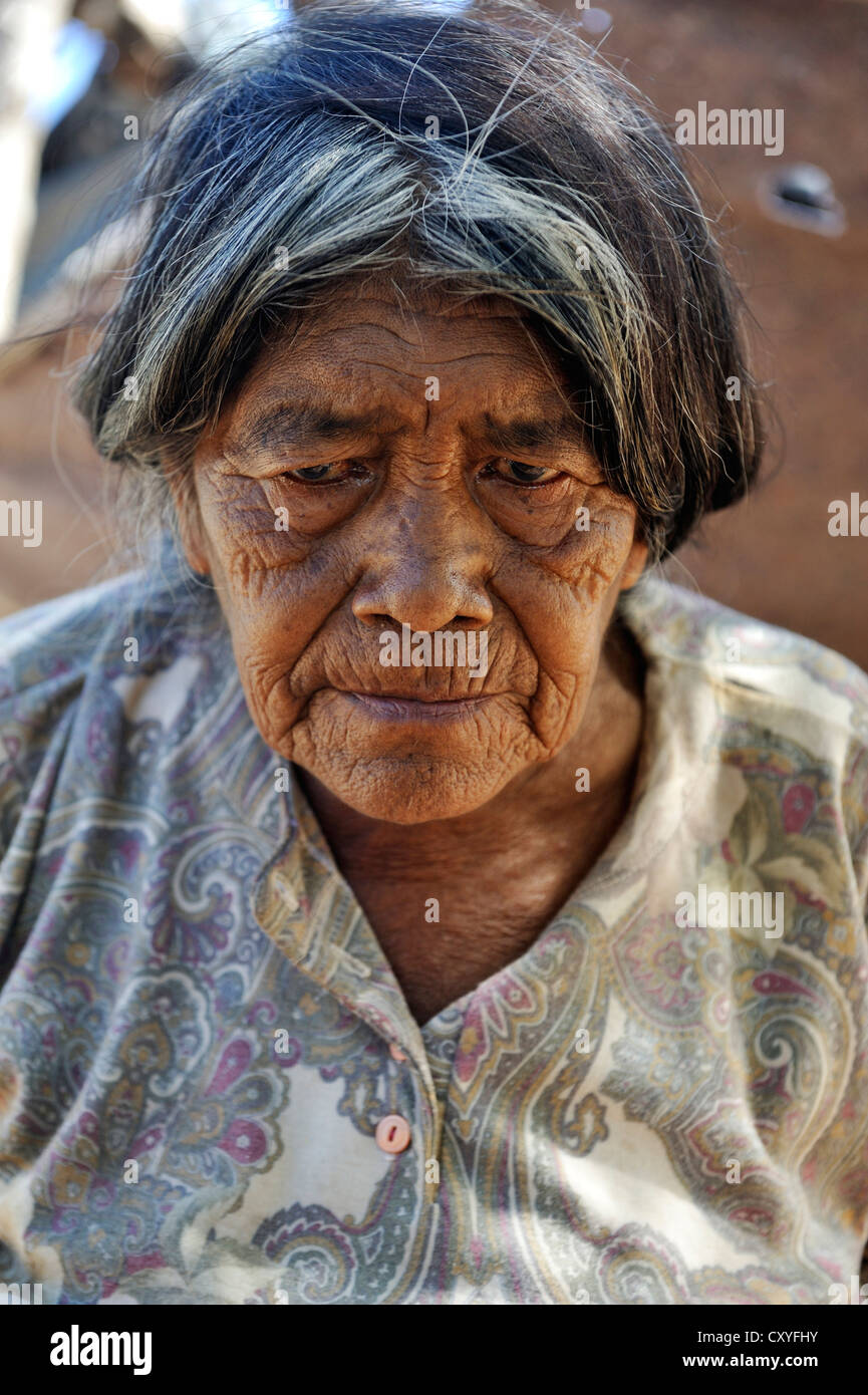 Alte Frau, Porträt, Dorf von den Einheimischen Wichi Menschen, Comunidad Tres Pocos, Formosa Provinz, Argentinien, Südamerika Stockfoto