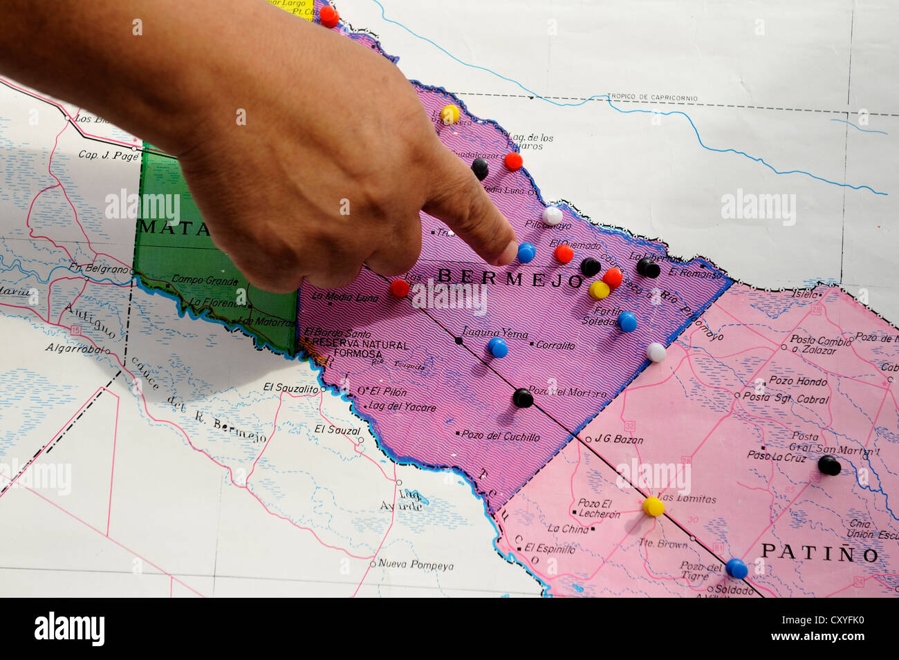 Hand eine ökologische Aktivist zeigt auf einer Karte von den Auen des Flusses Pilcomayo, das Gebiet zerstört wird durch eine Stockfoto
