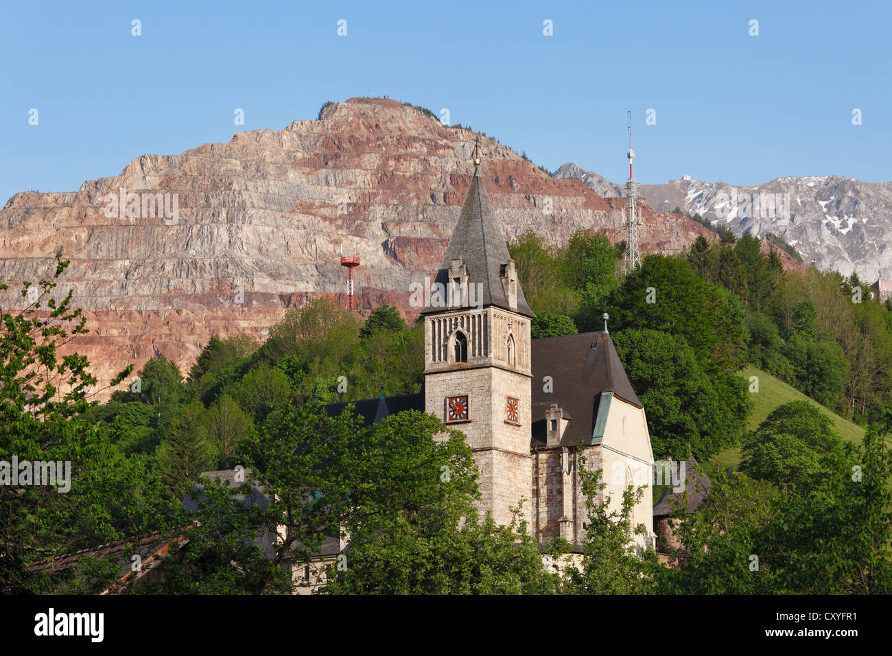 Kirche St. Oswald, Erzberg Berg auf der Rückseite, Eisenerz, steirischen Eisenstraße, Obersteiermark, Steiermark, Österreich, Europa Stockfoto