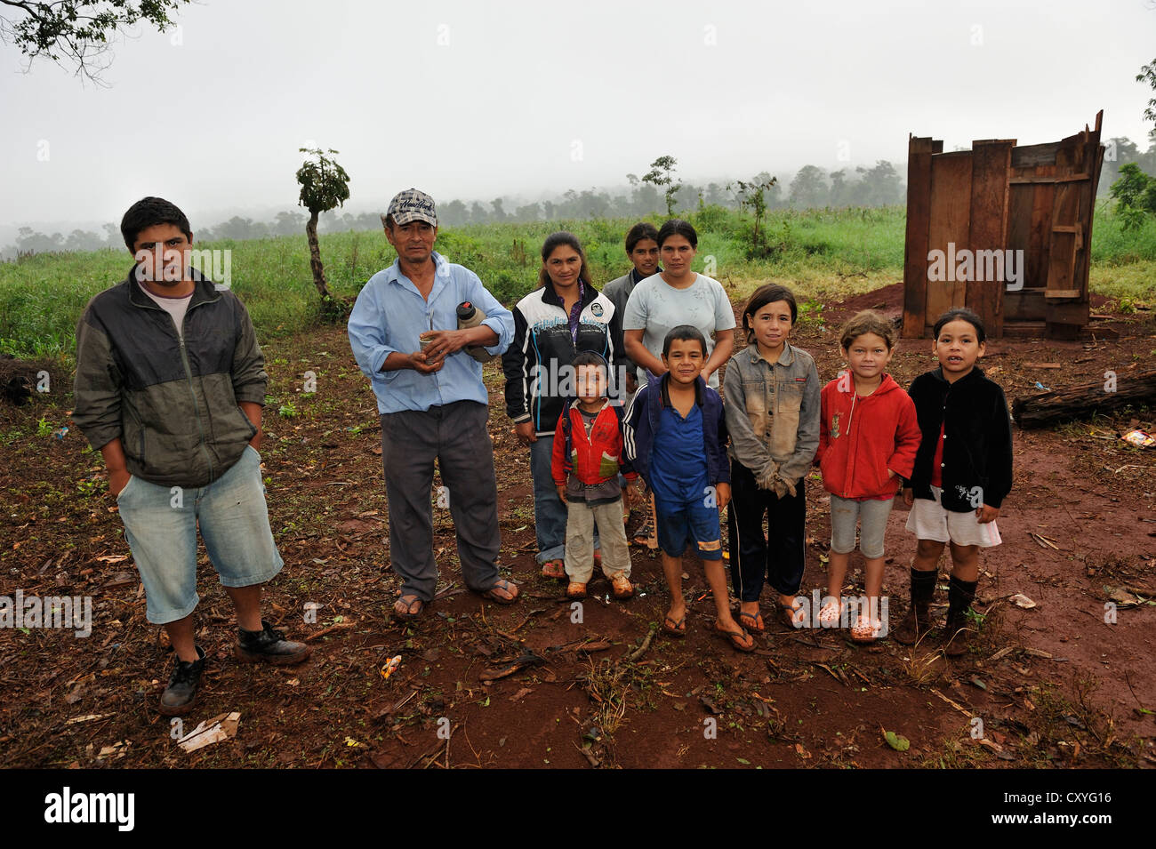 Land grabbing, einer kleinbäuerlichen Familie, sie waren von ihrem Land gezwungen von Investoren und Leben jetzt in provisorischen Hütten durch die Stockfoto