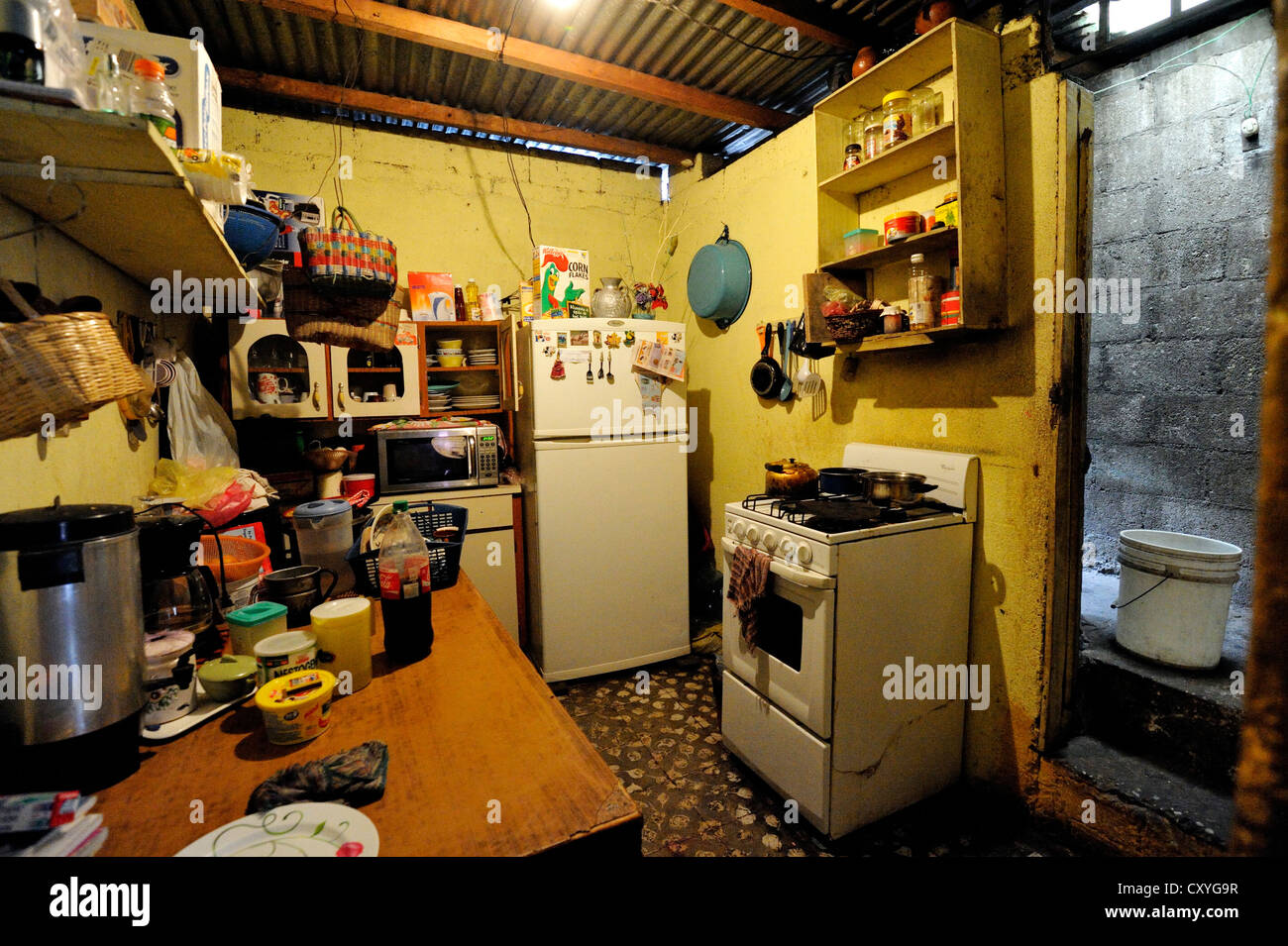 Bescheidenen Küche in einem Armenviertel, El Esfuerzo Slum, Guatemala City, Guatemala, Mittelamerika Stockfoto