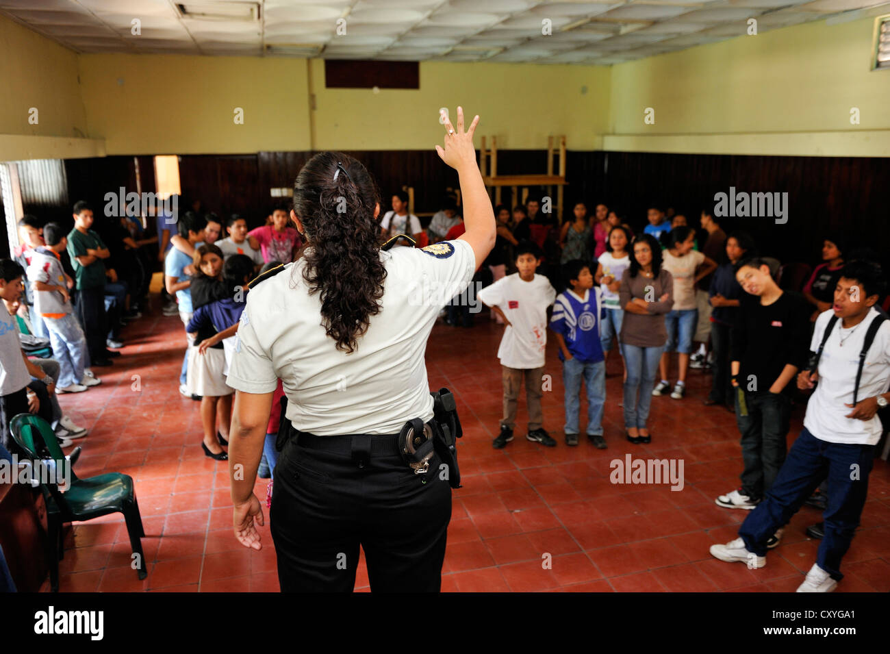 Polizist auf häusliche Gewalt-Aktionstag, Parque Technologico Ceiba Berufsschule, Zona 1, Guatemala-Stadt Stockfoto