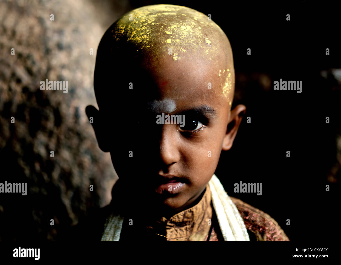 Junge mit rasierten Kopf und Sandelholzpaste drauf im Tempel ein Madurai, Indien Stockfoto