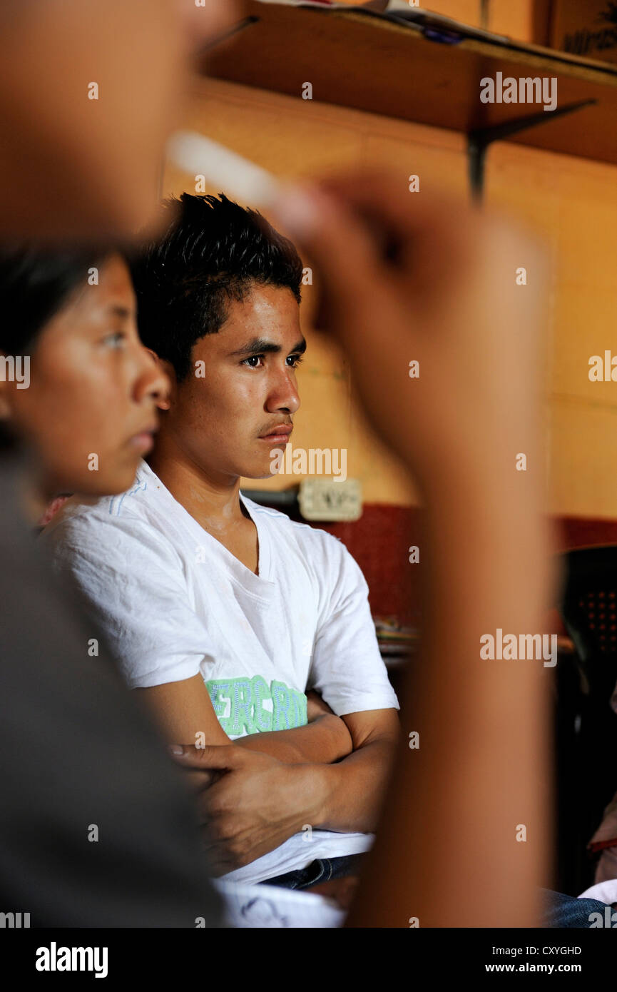 Junger Mann, 16 Jahre alt, Diskussion, Escuela Ceiba Schule, Lomas de Santa Faz Slum, Guatemala City, Guatemala, Mittelamerika Stockfoto