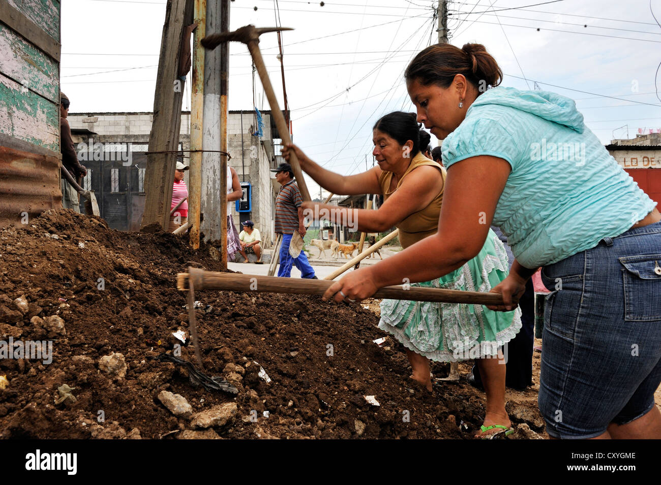 Frauen zusammen arbeiten, um die Kanalisation von ihrer Nachbarschaft, Lomas de Santa Faz Slum, Guatemala-Stadt zu verbessern Stockfoto