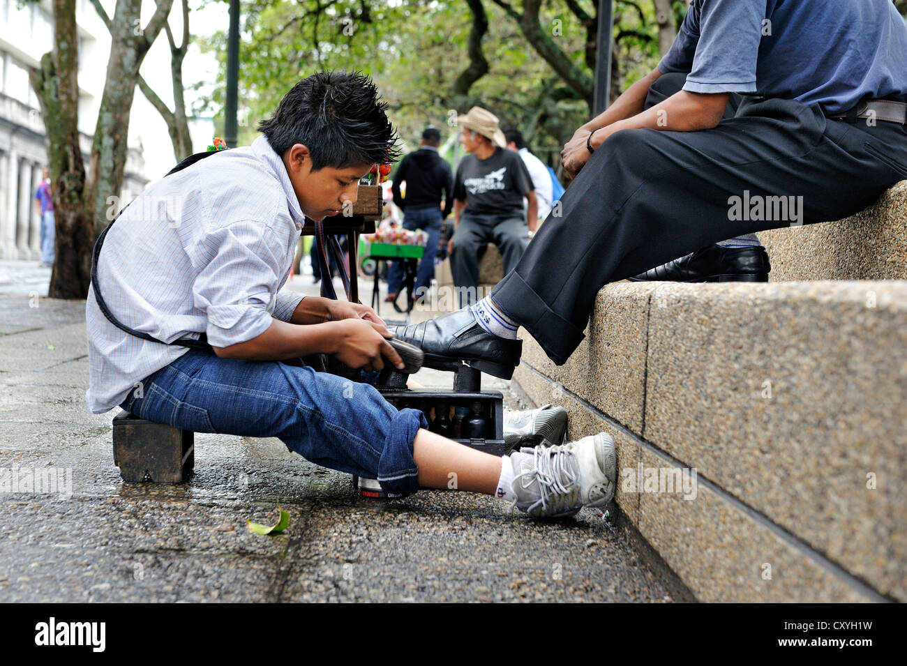 Kinderarbeit, Schuhputzer, 13 Jahre alt, Parque Central, Guatemala City, Guatemala, Mittelamerika Stockfoto