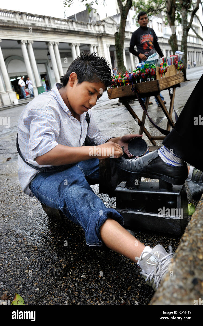 Kinderarbeit, Schuhputzer, 13 Jahre alt, Parque Central, Guatemala City, Guatemala, Mittelamerika Stockfoto
