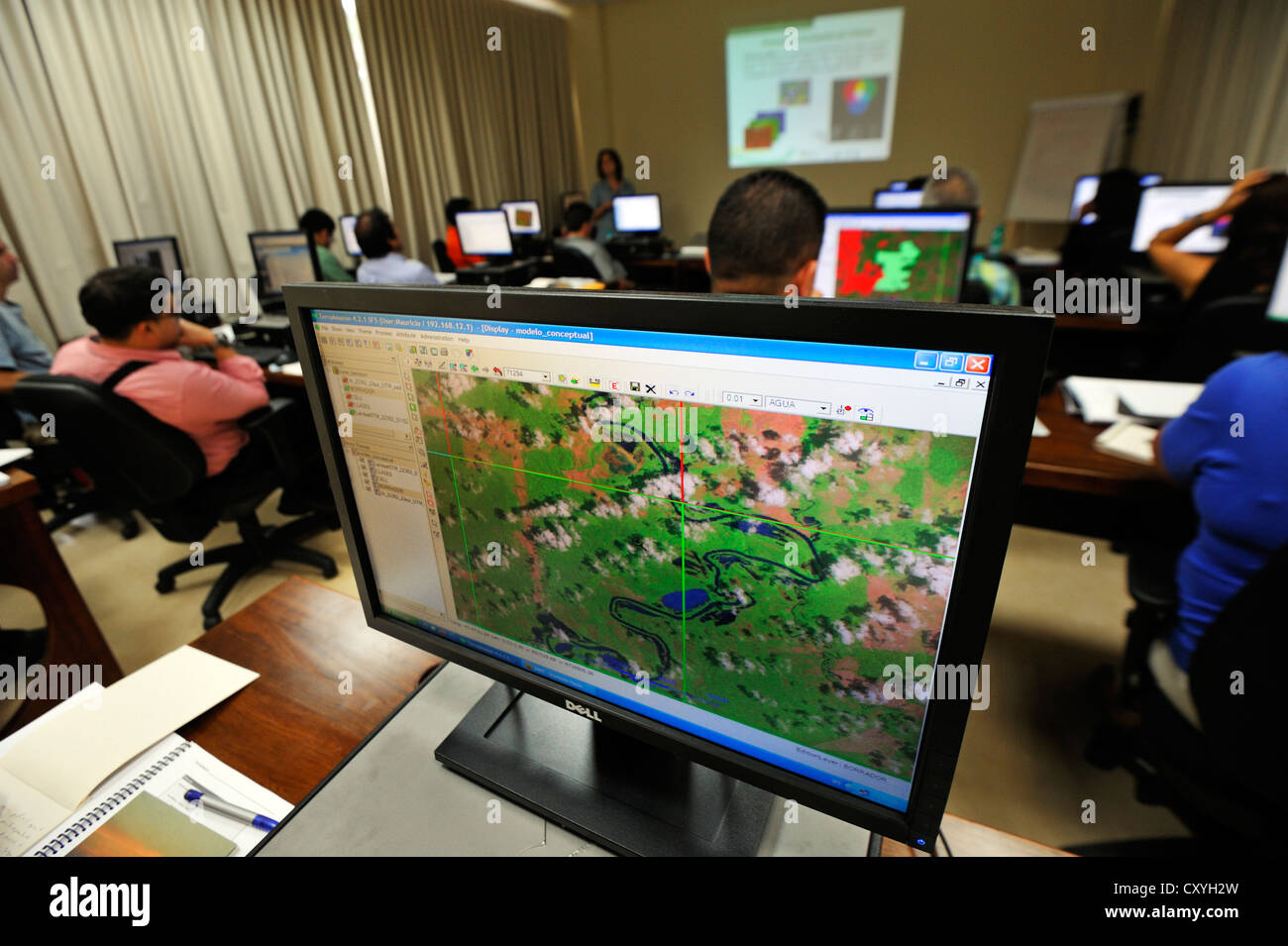 Forstwirte werden ausgebildet, wie Satellitenbilder, monitoring-System zur Überwachung der Abholzung des Amazonas zu lesen Stockfoto