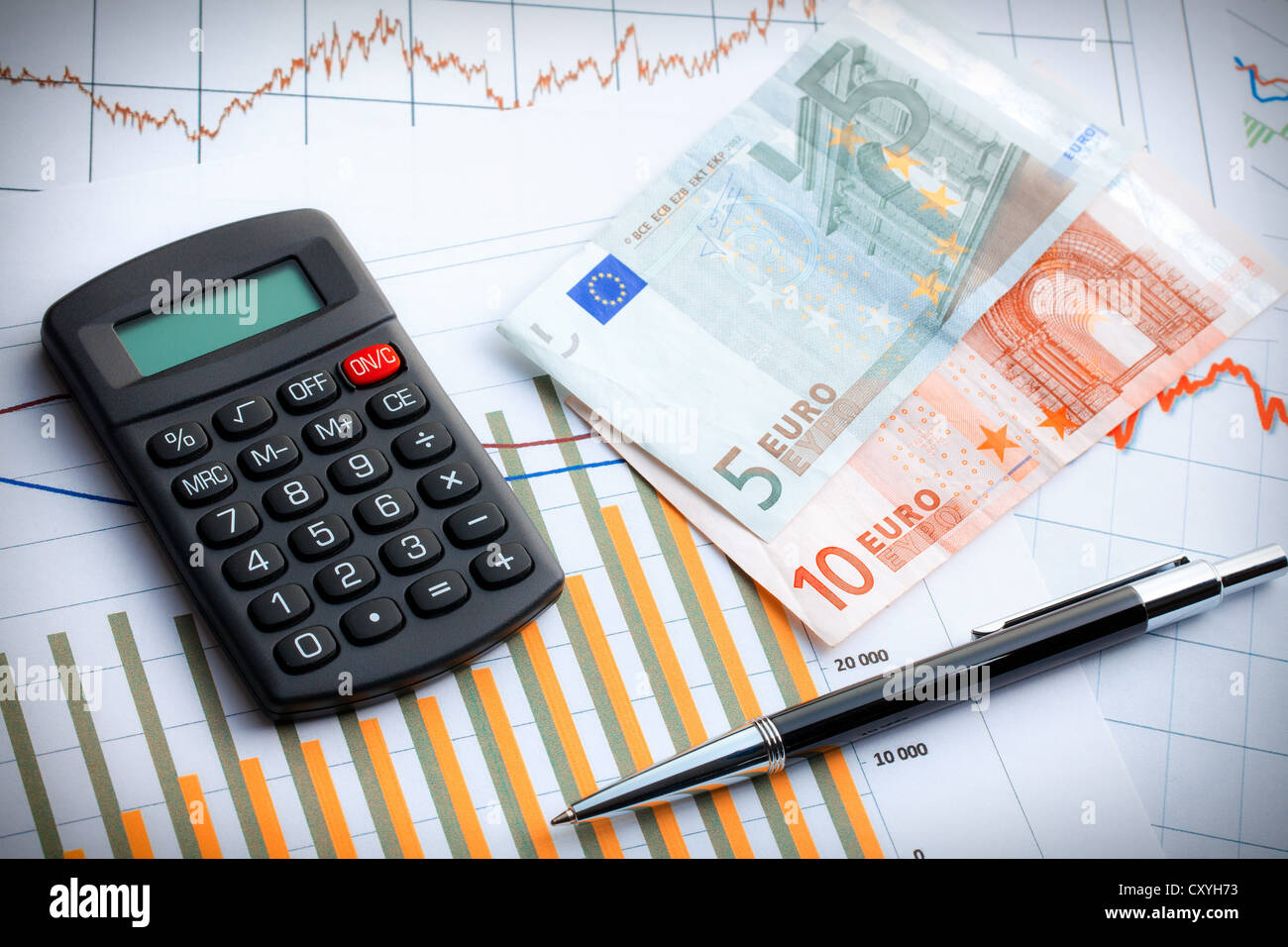 Rechner und Euro Währung auf Business-Grafik. Business-Konzept. Stockfoto