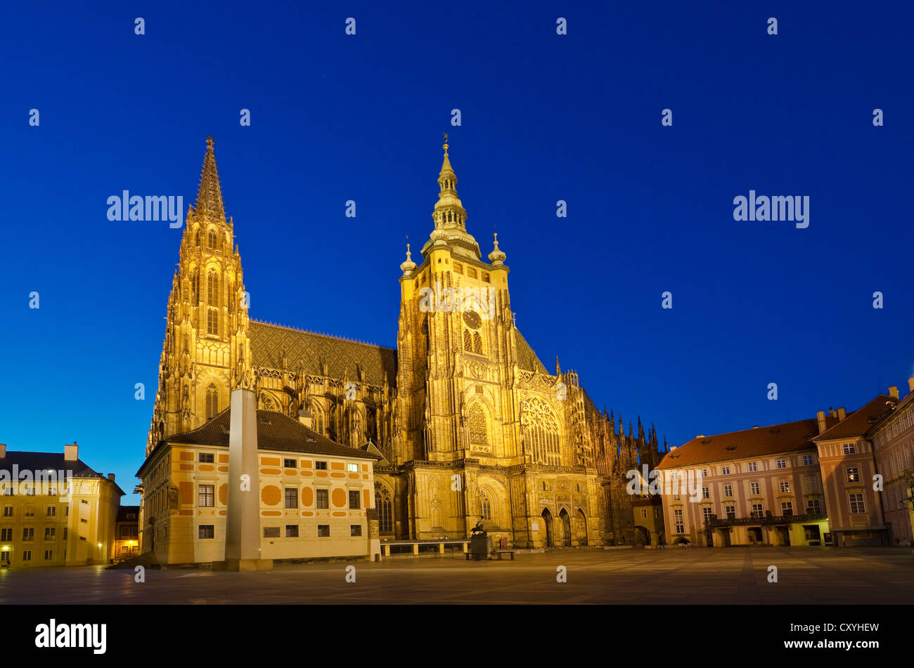 Katedrála Svatého Víta, St. Vitus Kathedrale, auf dem Hauptplatz des Hradschin, Burgviertel, in der Nacht, Prag Stockfoto