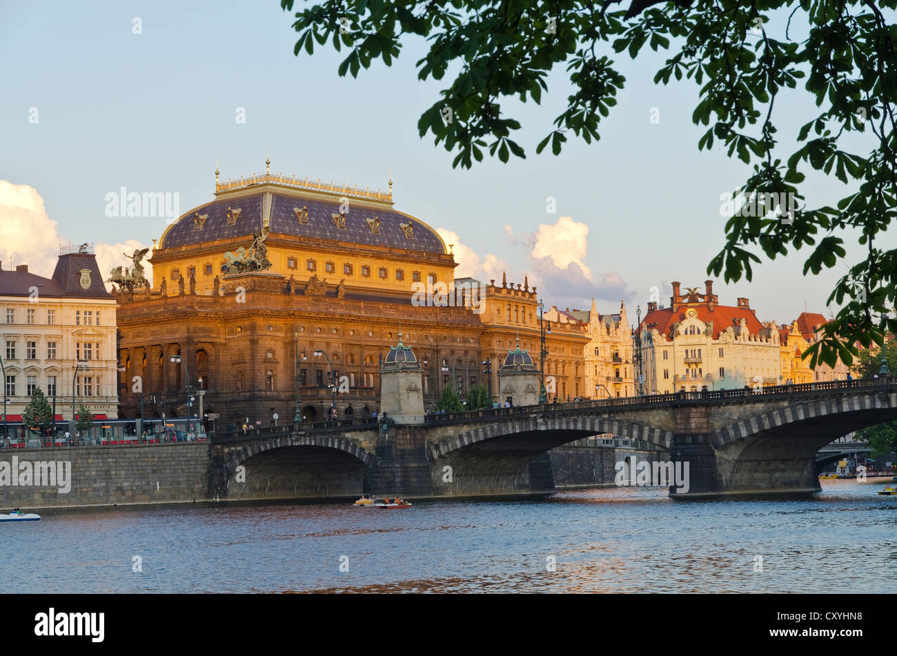 Národní Divadlo, Nationaltheater, gesehen über Fluss Vltava, Prag, Tschechische Republik, Europa Stockfoto