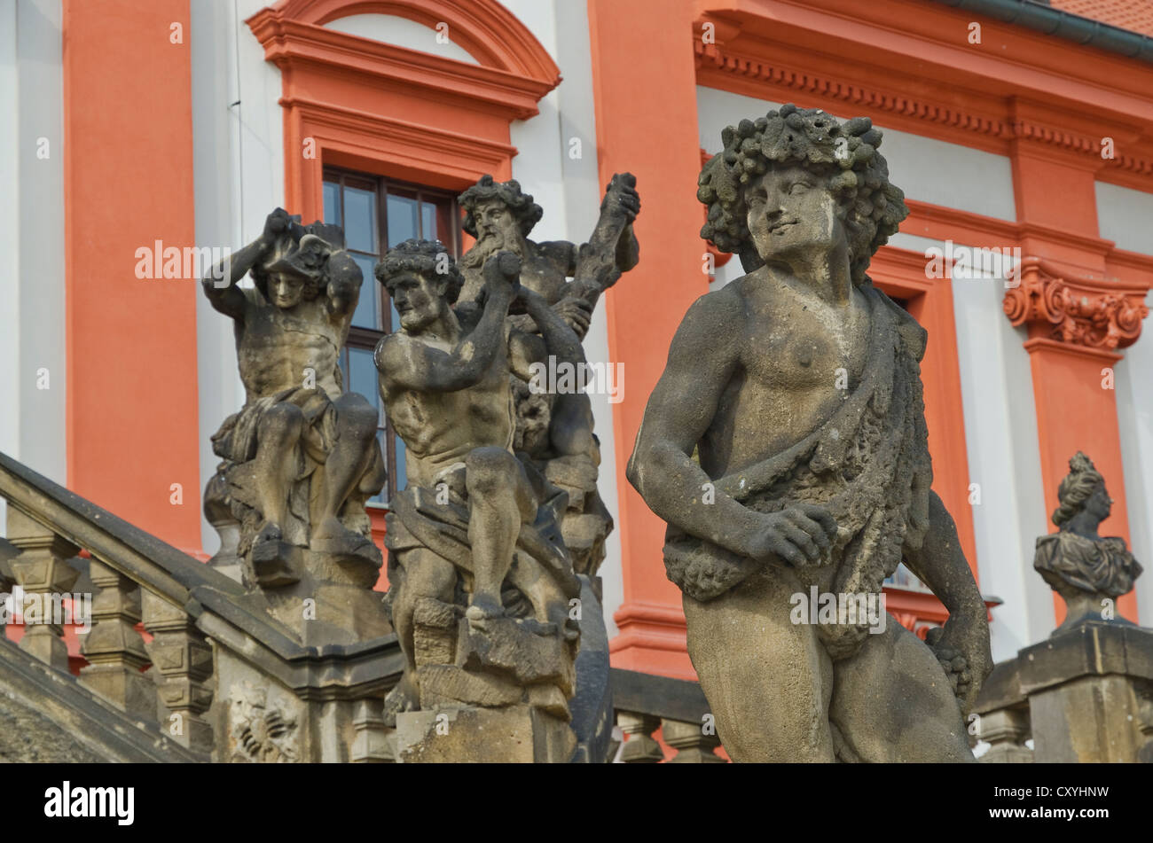 Skulpturen vor Zámek Troja, Troja-Palast, ein Barockschloss erbaut für die Grafen von Sternberg aus dem Jahre 1679, 1691 Stockfoto