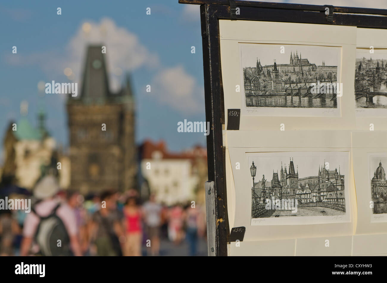 Künstler verkaufen ihre Kunst auf historischen illuminierte den meisten, Karlsbrücke, Prag, Tschechische Republik, Europa Stockfoto
