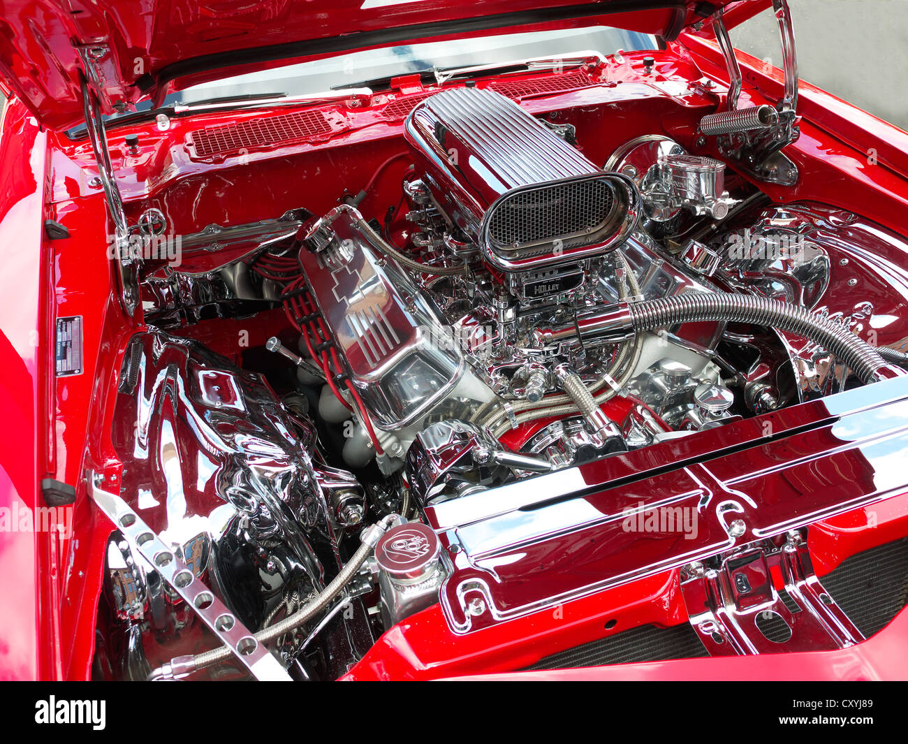 V8 engine Fotos und Bildmaterial in hoher Auflösung Alamy