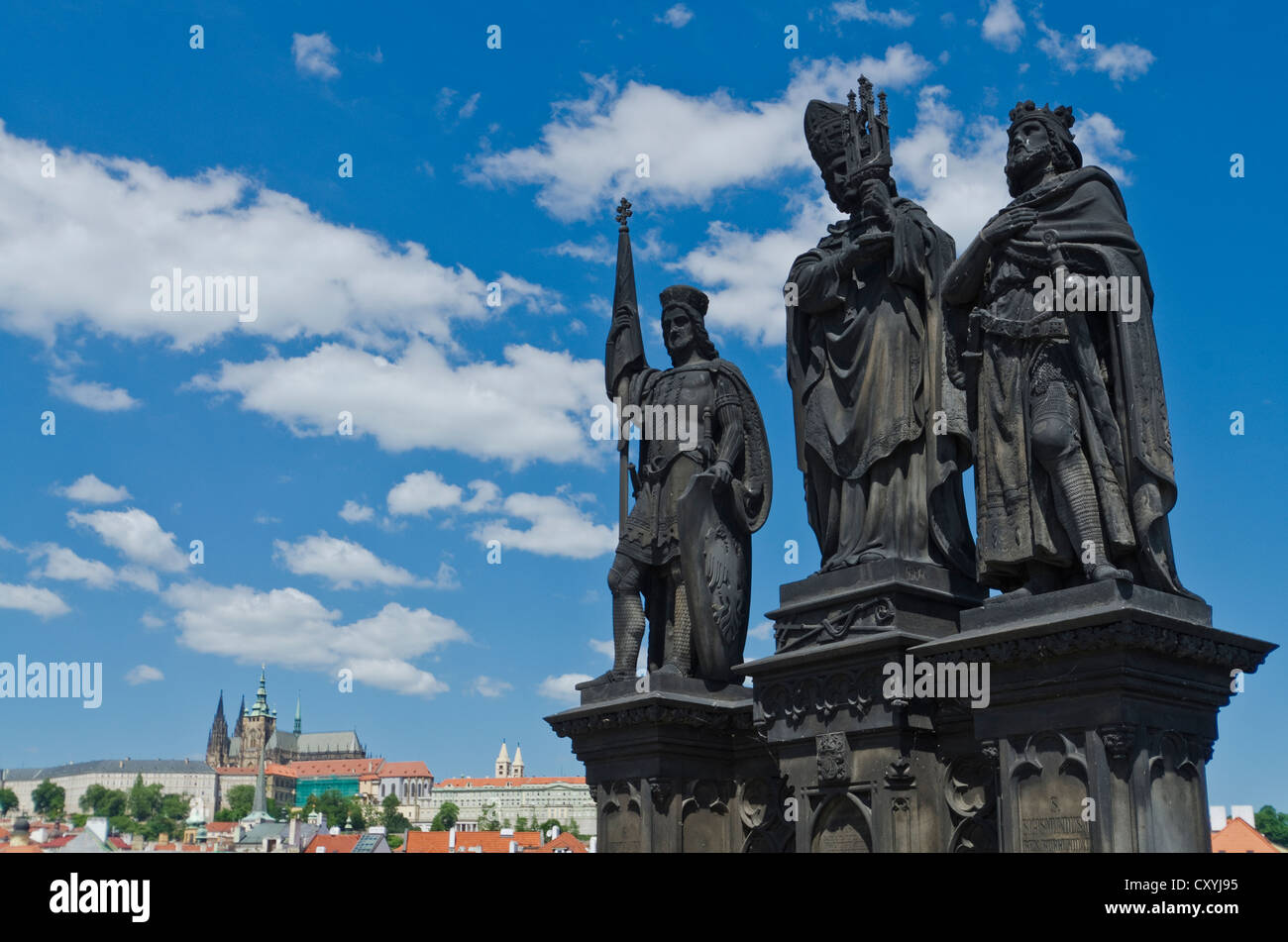 Statuen auf der historischen Karluv Most, Karlsbrücke, Prager Burg am Rücken, Prag, Tschechische Republik, Europa Stockfoto