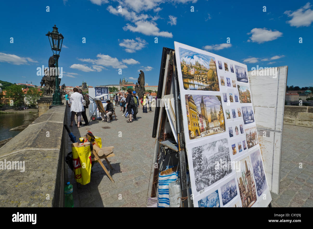 Verschiedene Künstler verkaufen ihre Kunst auf der historischen Karluv most, Karlsbrücke, Prag, Tschechische Republik, Europa Stockfoto
