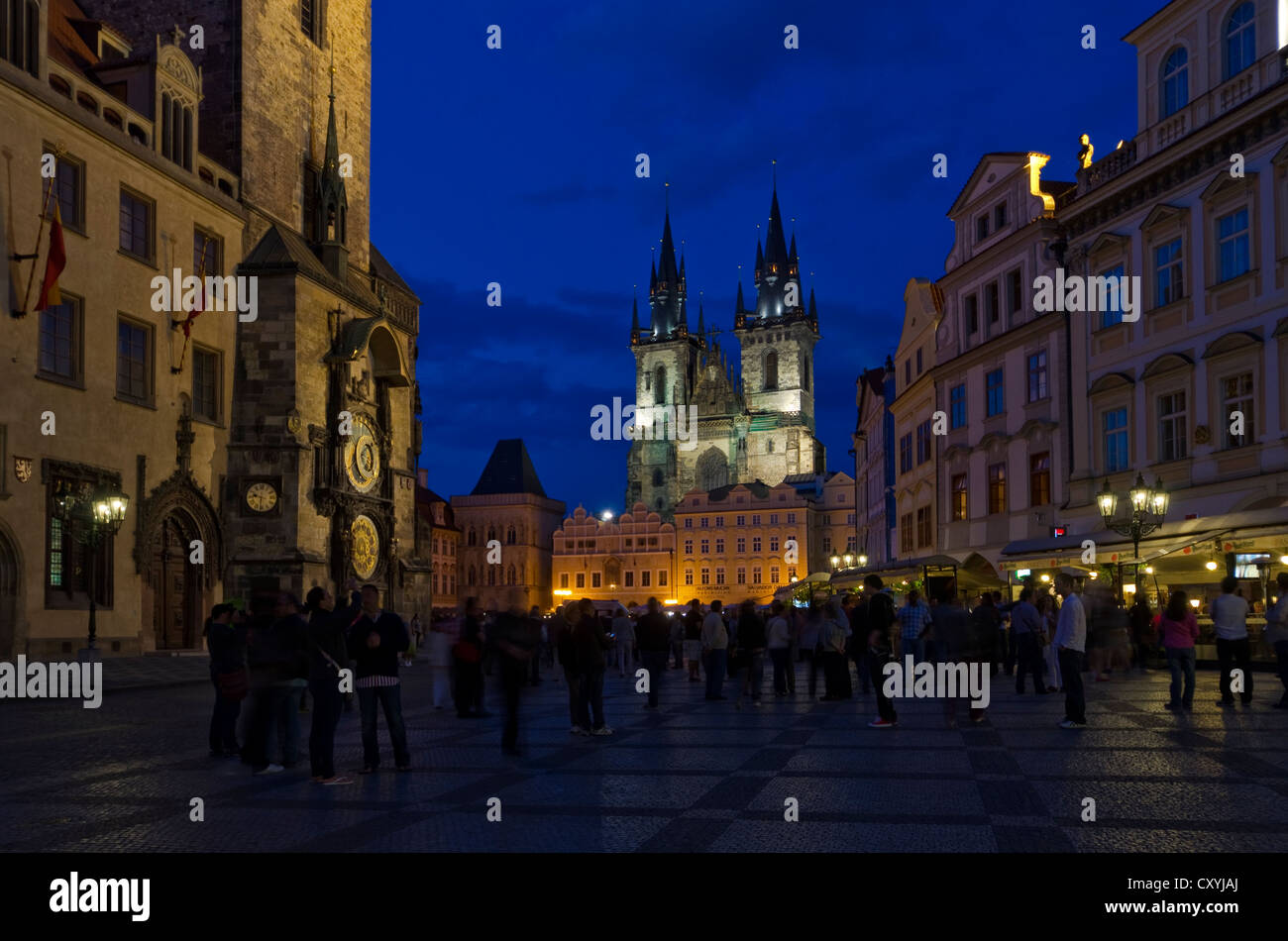 Touristen auf dem Staromestske Namesti Platz in Stare Mesto Viertel, mit Tynsky Ring, die Teynkirche bei Nacht, Prag Stockfoto