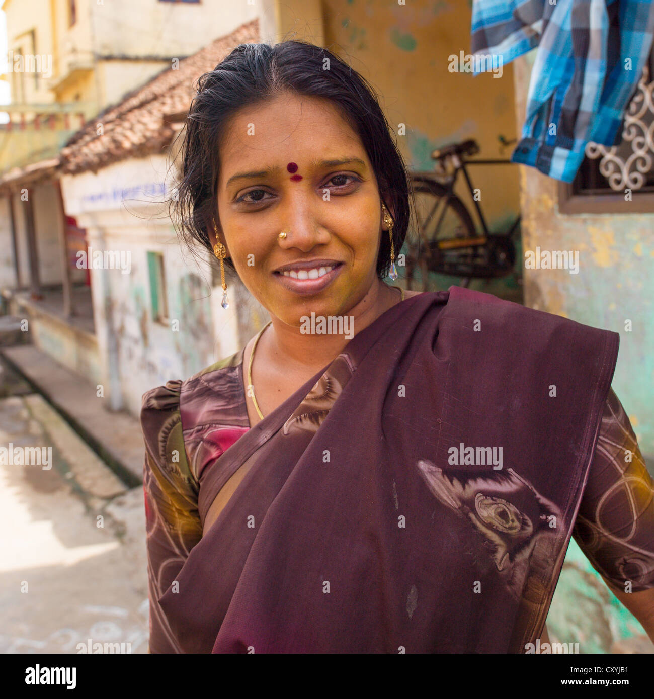 Indische Frau In Sari mit Bindi auf der Stirn posiert mitten auf der Straße  und lächelte scheu, Kumbakonam, Indien Stockfotografie - Alamy