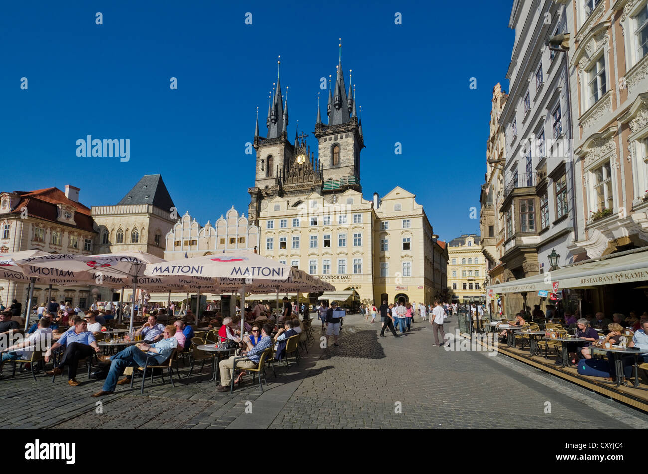 Restaurants auf Staromestske Namesti Platz, Stare Mesto Viertel mit Tynsky Ring, Teynkirche, Prag, Tschechische Republik, Europa Stockfoto