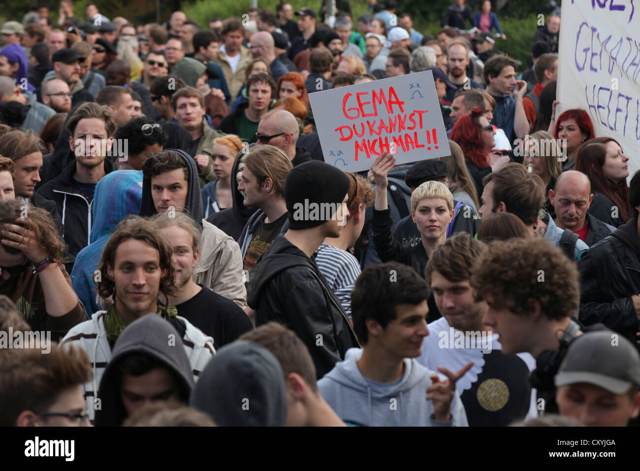Protest gegen die geplante Royalty-Tarifreform im Jahr 2013 etwa 5 000 Menschen versammelten sich vor der GEMA-Mitglieder-Partei Stockfoto