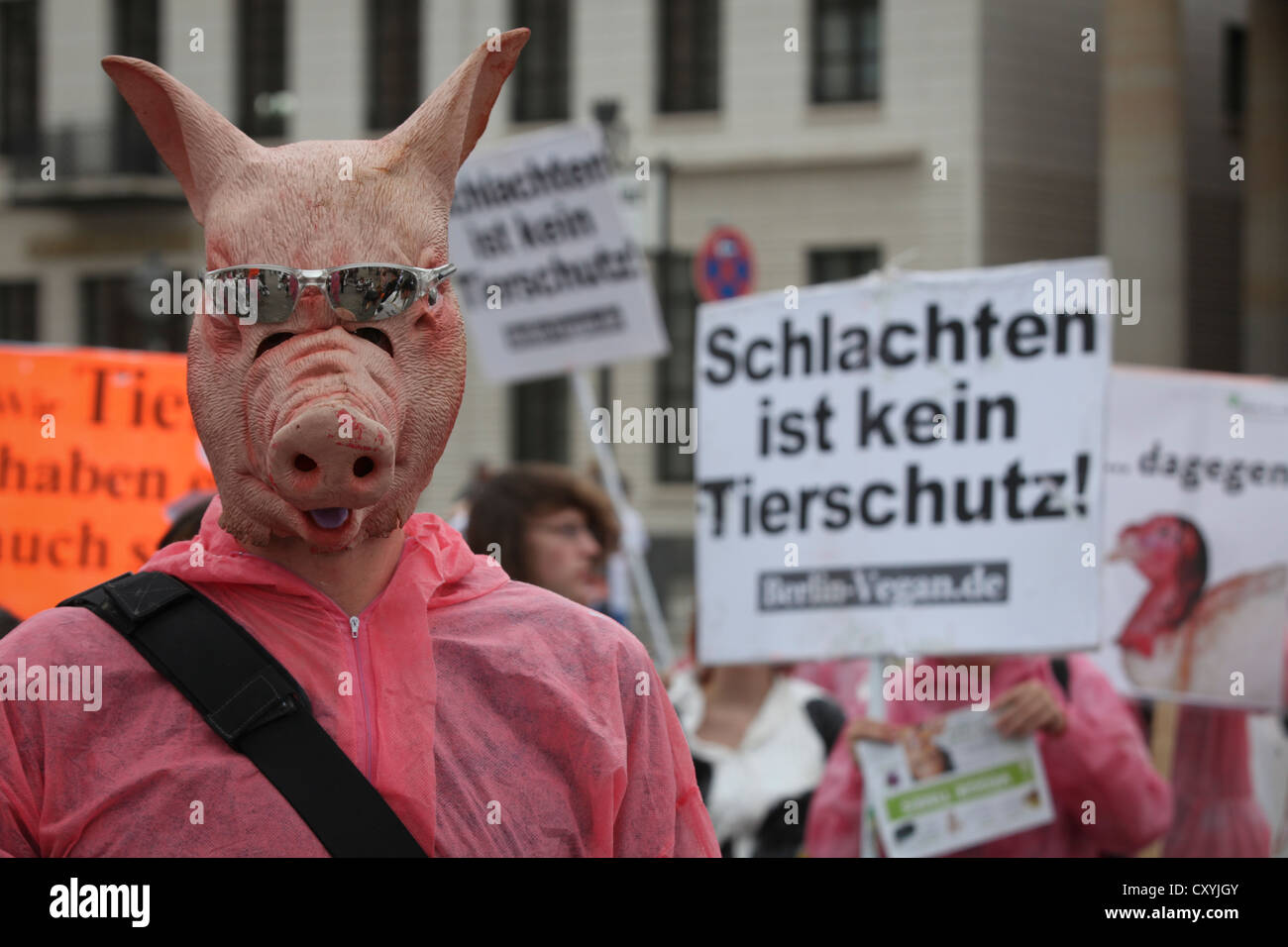 Veggie-Parade, Veganer und Vegetarier protestieren unter dem Motto Essen Frieden für eine Ernährung ohne Tierausbeutung, Berlin Stockfoto