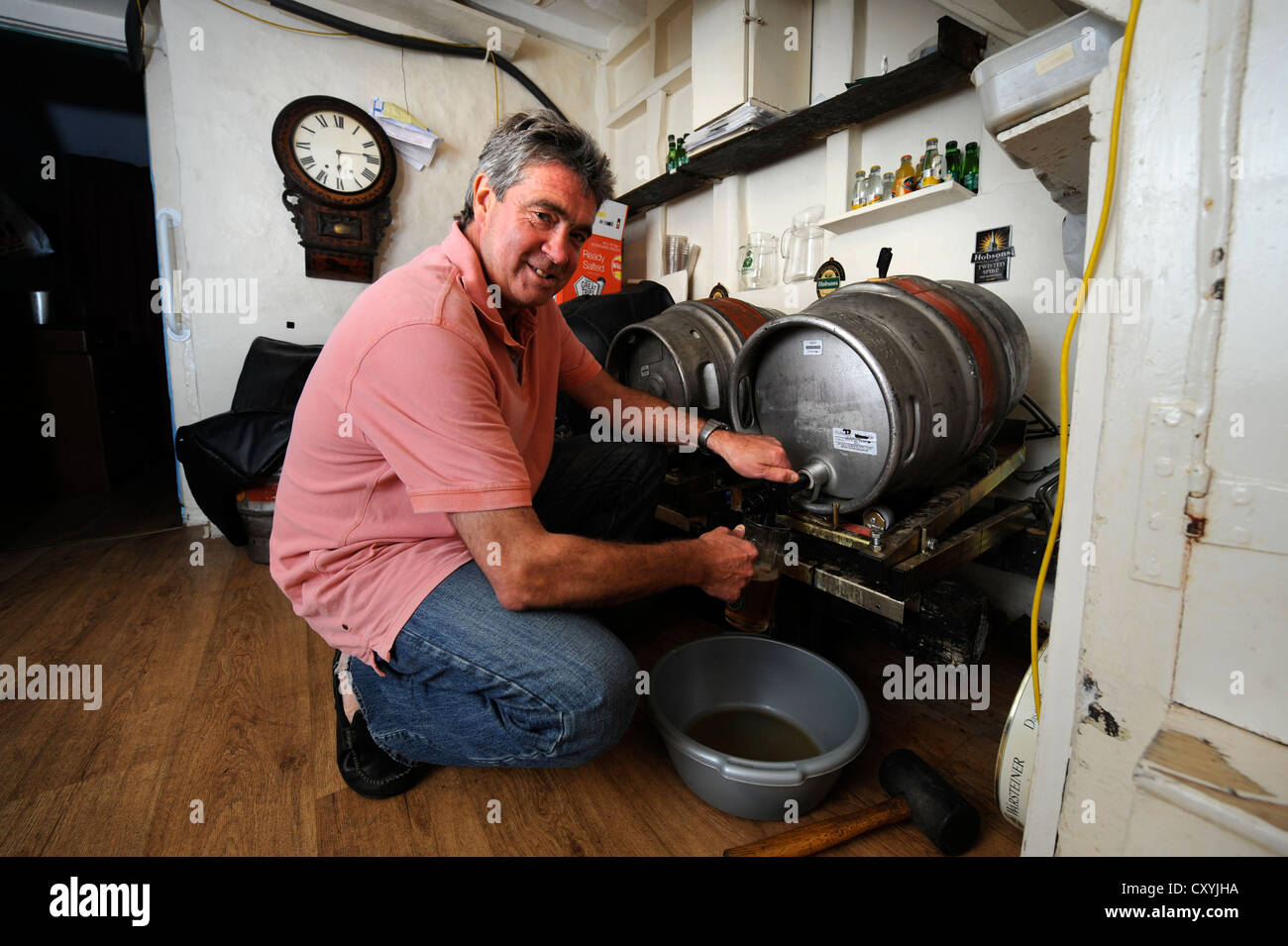 Der Verkauf des historischen Stube Pub the Sun Inn in Leintwardine, Herefordshire, die nach dem Tod des Inhabers Florenz Lane Stockfoto