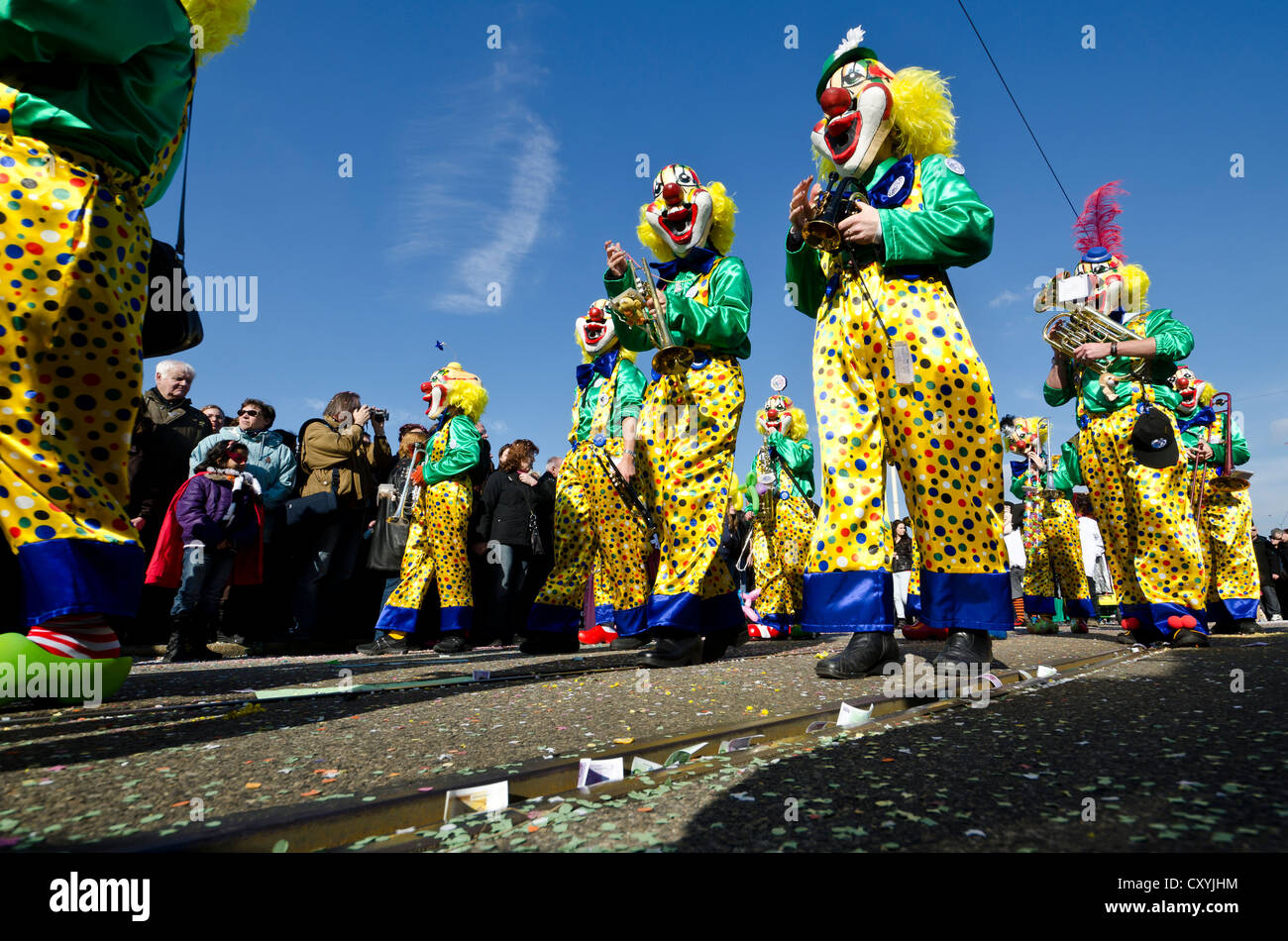 Maskierte Menschen zu Fuß durch die Straßen von Basel im "Basler Fasnet" Karneval, Basel, Schweiz, Europa Stockfoto