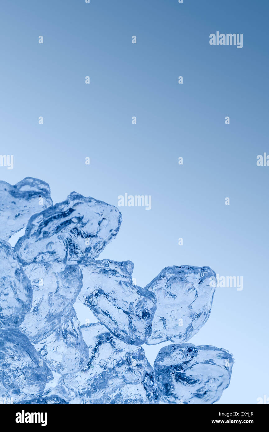 Eiswürfel mit textfreiraum und Wasser Tropfen blau Stockfoto