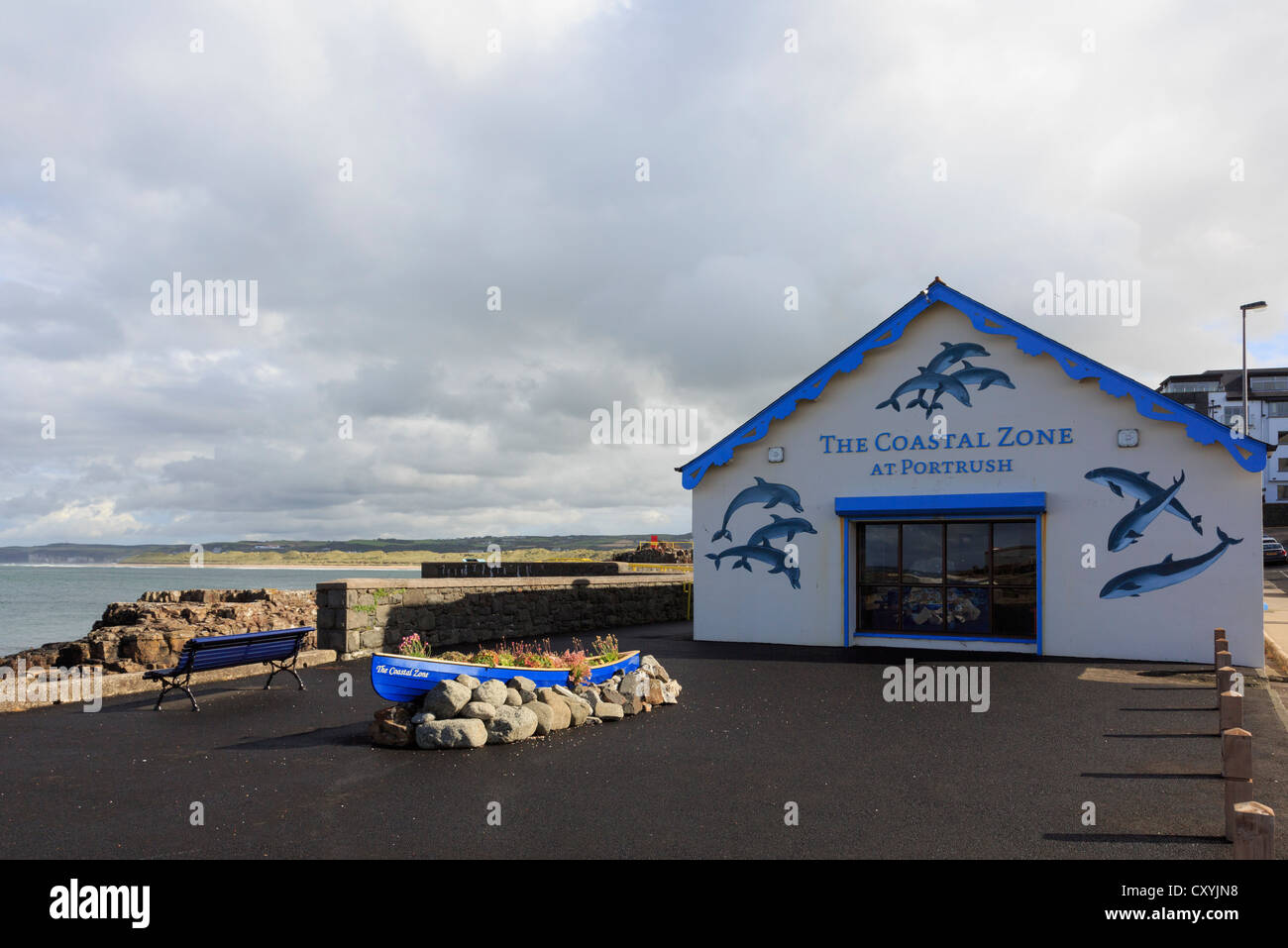 Die Küstengebiete marine Bildung und Besucher Center Gebäude am Meer in Portrush, County Antrim, Nordirland, Vereinigtes Königreich Stockfoto