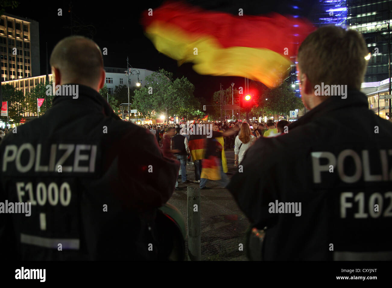 2012 machte UEFA European Football Championship, Deutschland es ins Halbfinale, beobachten die feiernde deutsche Polizisten Stockfoto