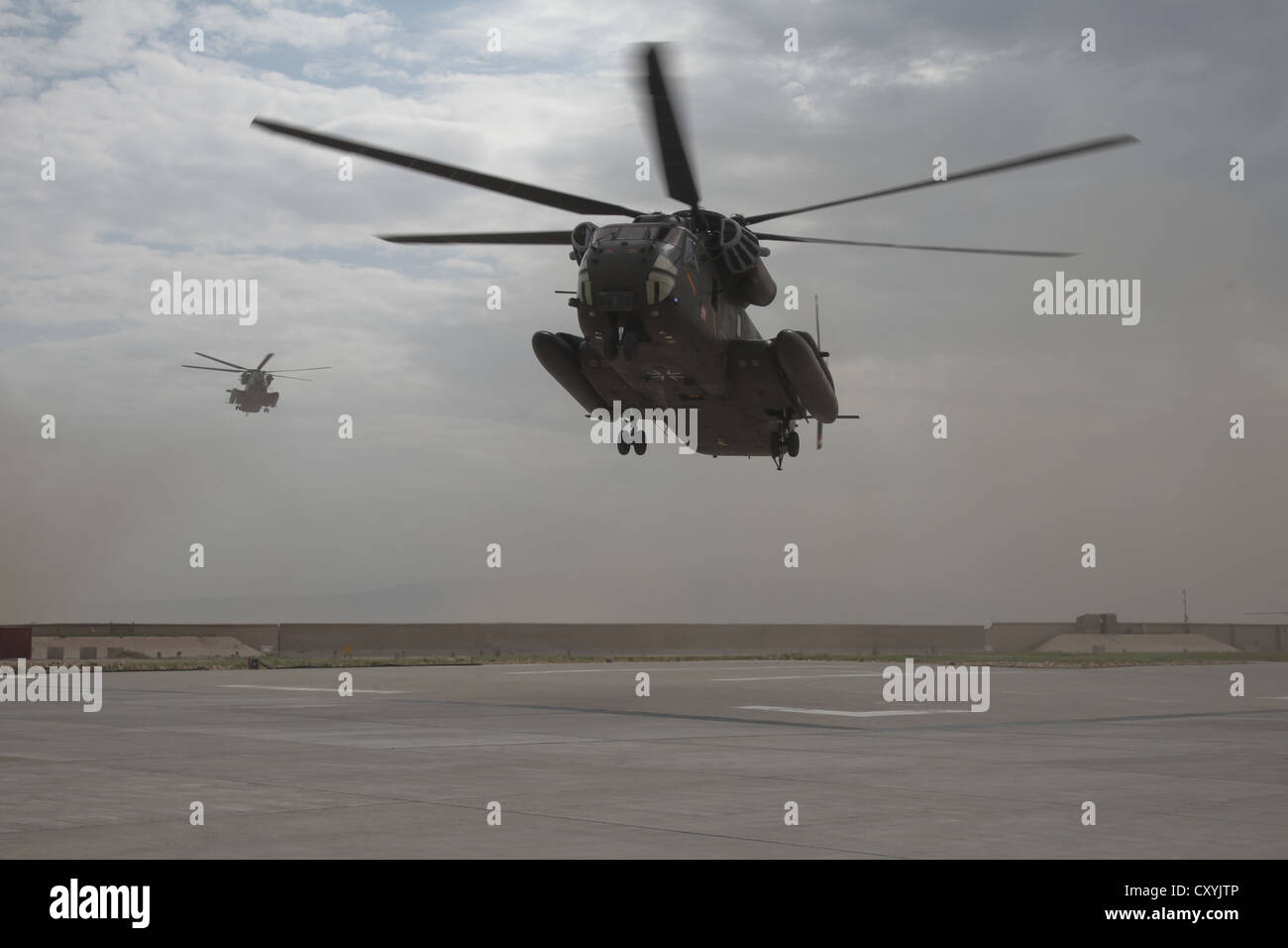 NATO ISAF PRT-Camp, Landung von zwei deutschen Armee CH-53 Hubschrauber vom Typ CH-53 im PRT Camp, Kunduz, Afghanistan, Asien Stockfoto